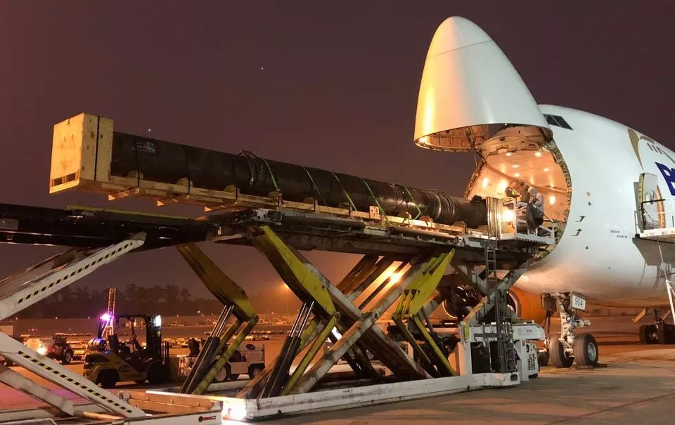 South Wind employees packing an aircraft 